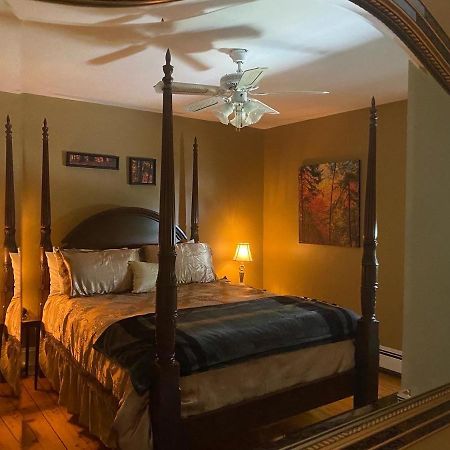 Toba'S Bed & Breakfast Lunenburg Exteriör bild
