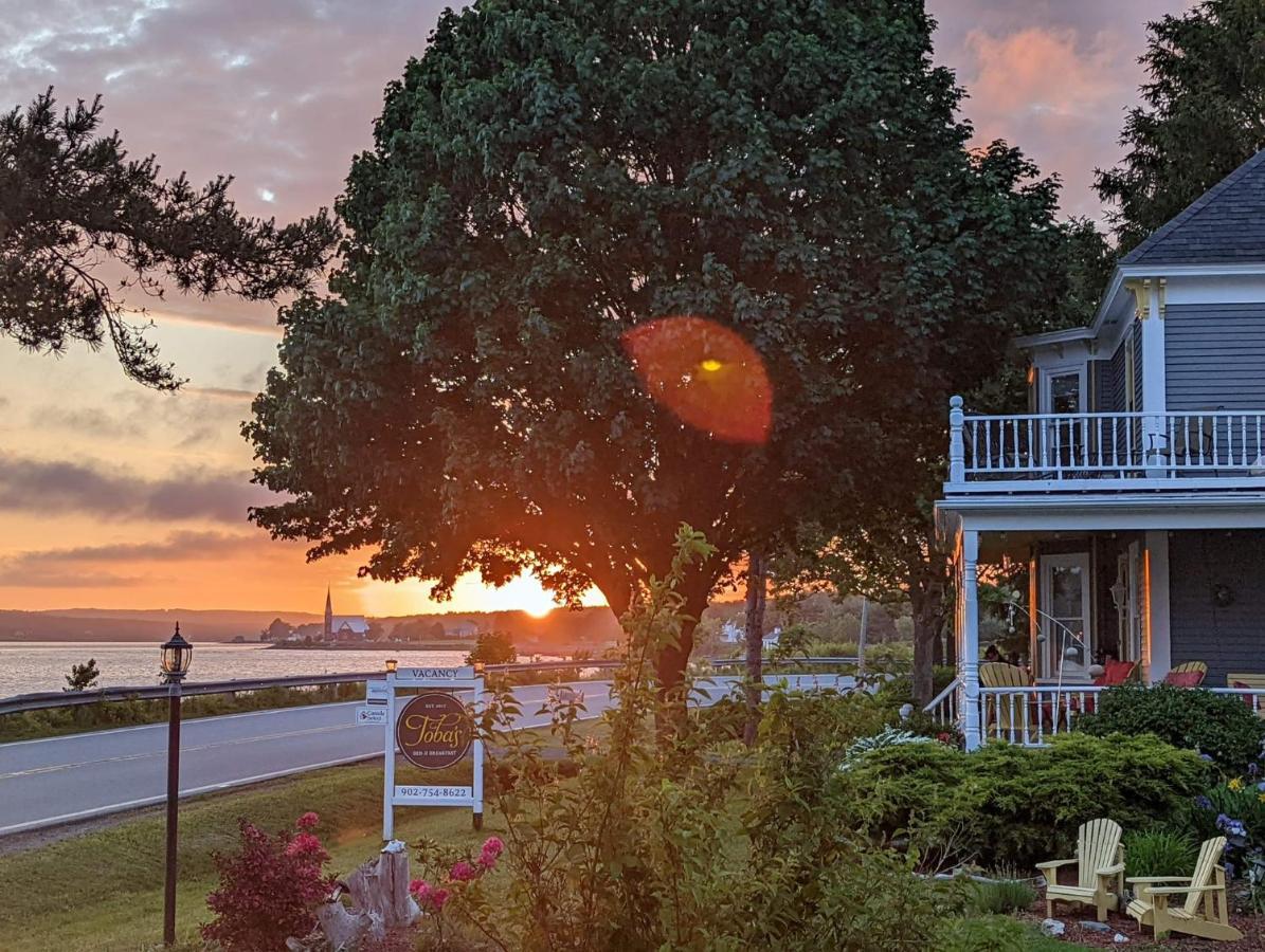 Toba'S Bed & Breakfast Lunenburg Exteriör bild