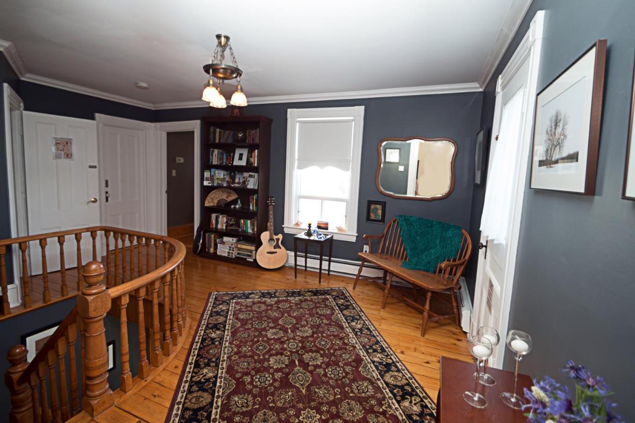 Toba'S Bed & Breakfast Lunenburg Exteriör bild