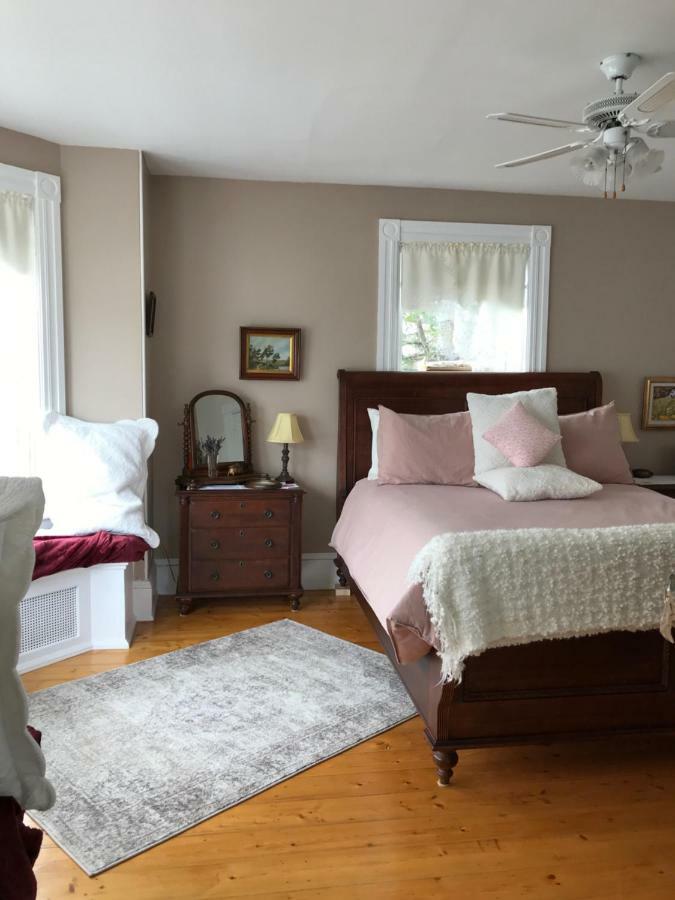 Toba'S Bed & Breakfast Lunenburg Exteriör bild